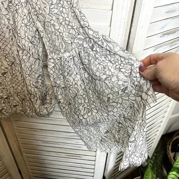 Cupcakes & CASHMERE Women's M Basewood Lace Bell Sleeve Blouse Top Black White - Picture 8 of 16